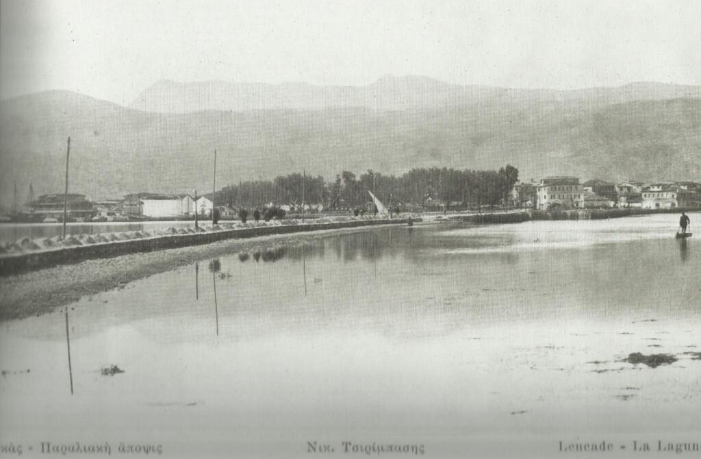 Φωτογραφία τῆς παραλιακῆς  ζώνης, ἀπό τὀ 1910, πού διατη­ρεῖ­ται τό  πρά­σινο .
