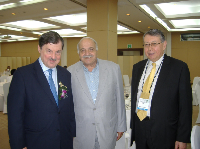 Από αριστερά ο Πρέσβης της Ελλάδος στην  Κορέα Κος Διονύσιος Σουρβάνος (καταγωγή από την Κεφαλονιά) και ο Γεν. Σύμβουλος της Πρεσβείας Κος Αθανάσιος Καραπέτσας  